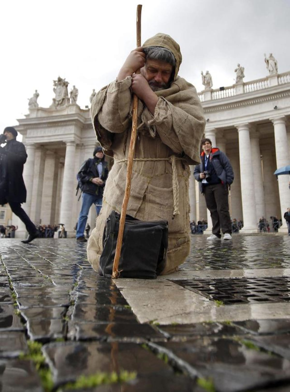 ¿Quién es el extraño monje que reaparece cada vez que hay un nuevo pontífice?