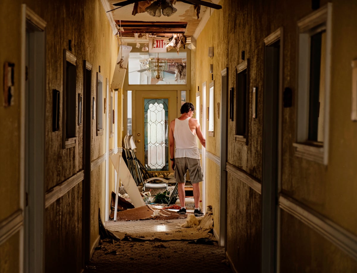 Huracán mató a 16 personas. Tras impactar Luisiana, Laura descarga lluvias como depresión tropical. Video