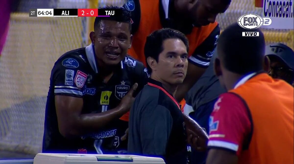Tauro cae en El Salvador; jugador sufre dolorosa lesión en el hombro