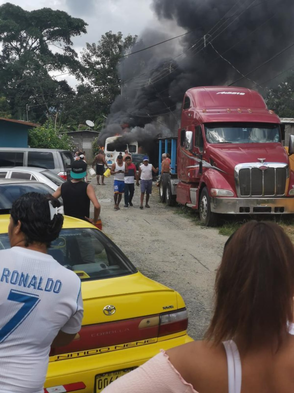 Se incendia diablo rojo. Reportan una persona quemada. Video