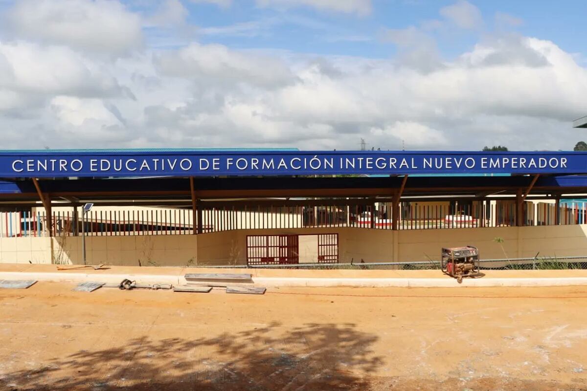 Padres de familia durmieron a la intemperie para conseguir un cupo en nueva escuela de Nuevo Emperador. Chequee
