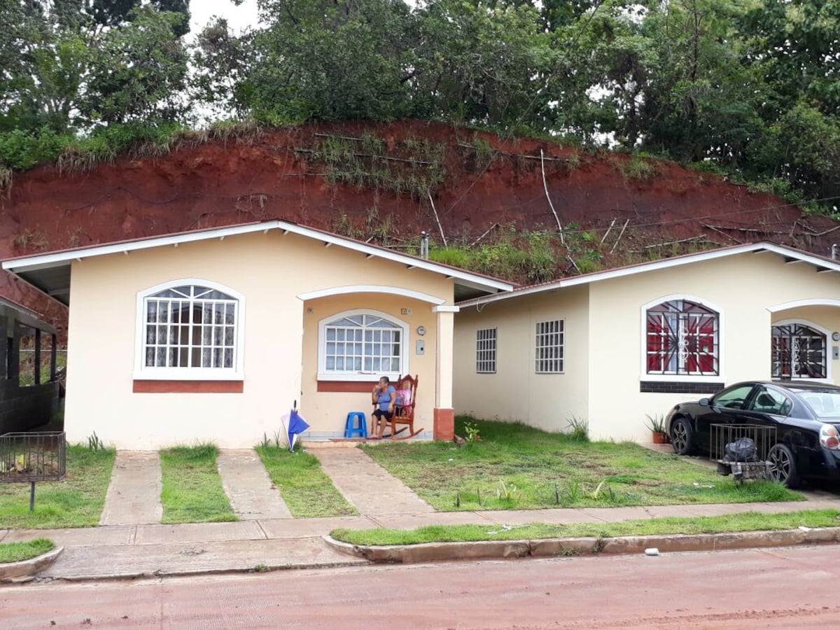 LLENOS DE LODO. Residentes de Valle Hermoso no pueden con las lluvias