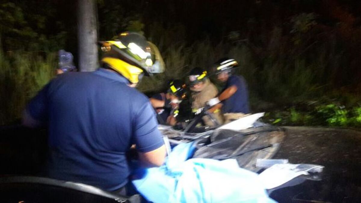 ¡AY, DIOS! Choca contra un poste de luz y queda atrapado en el auto