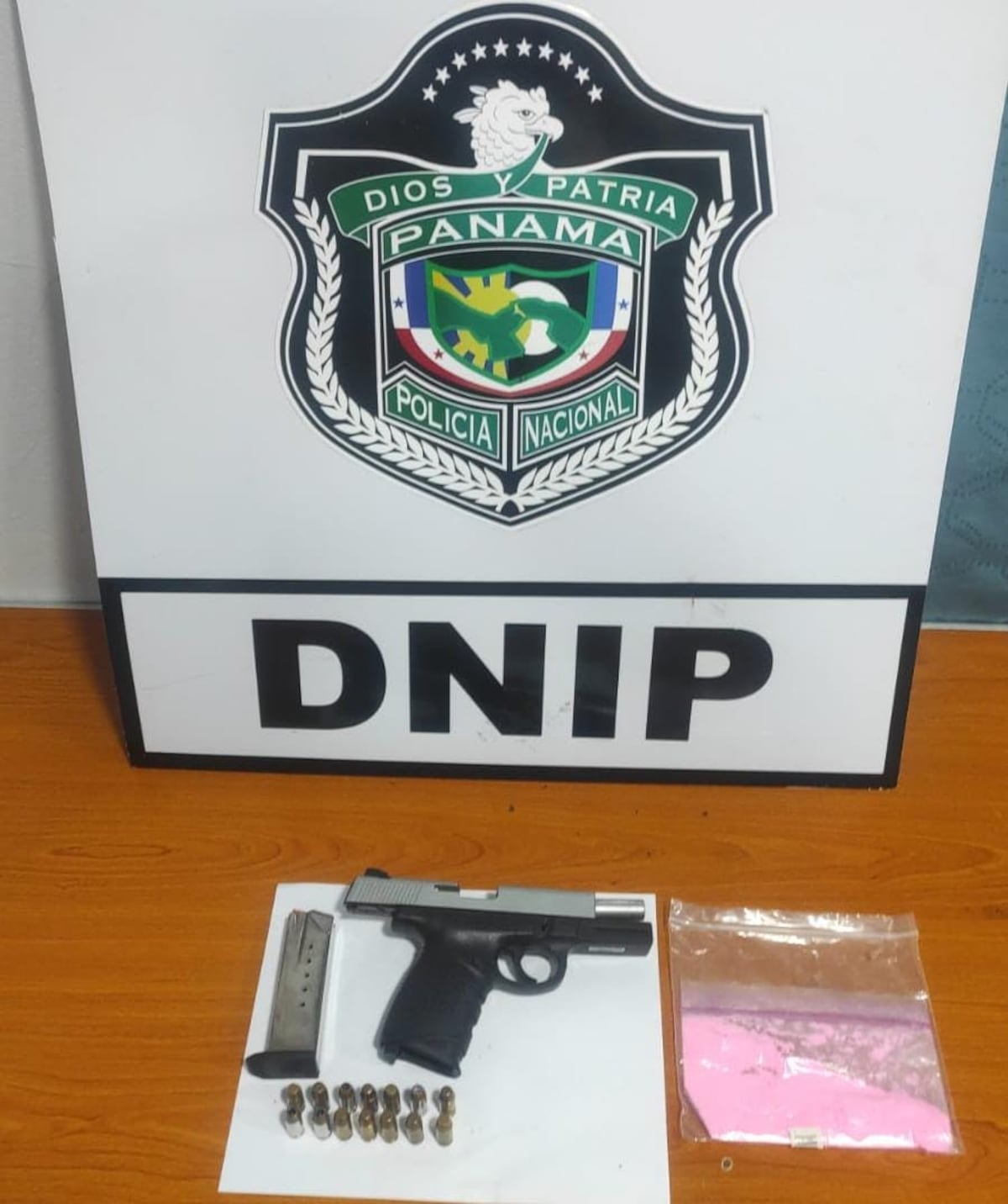 Revisión vehicular destapa arma y droga rosada en Río Abajo