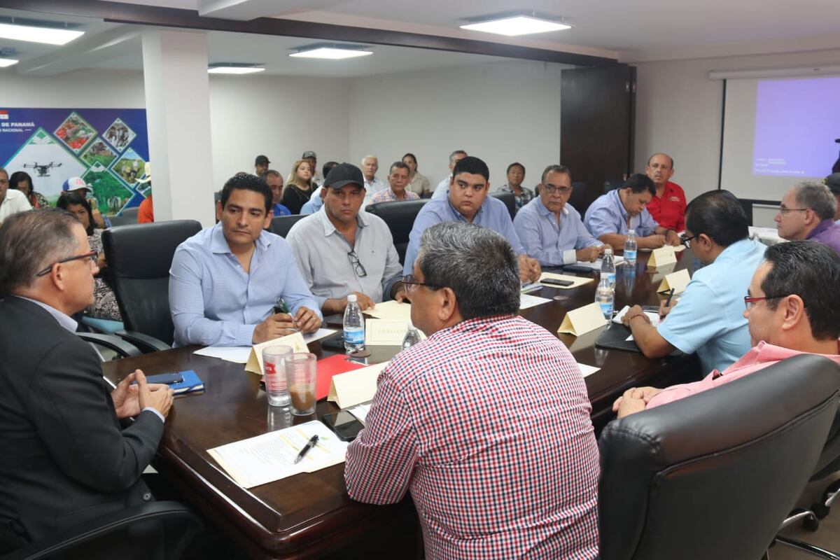 Maiceros reunidos con autoridades del MIDA