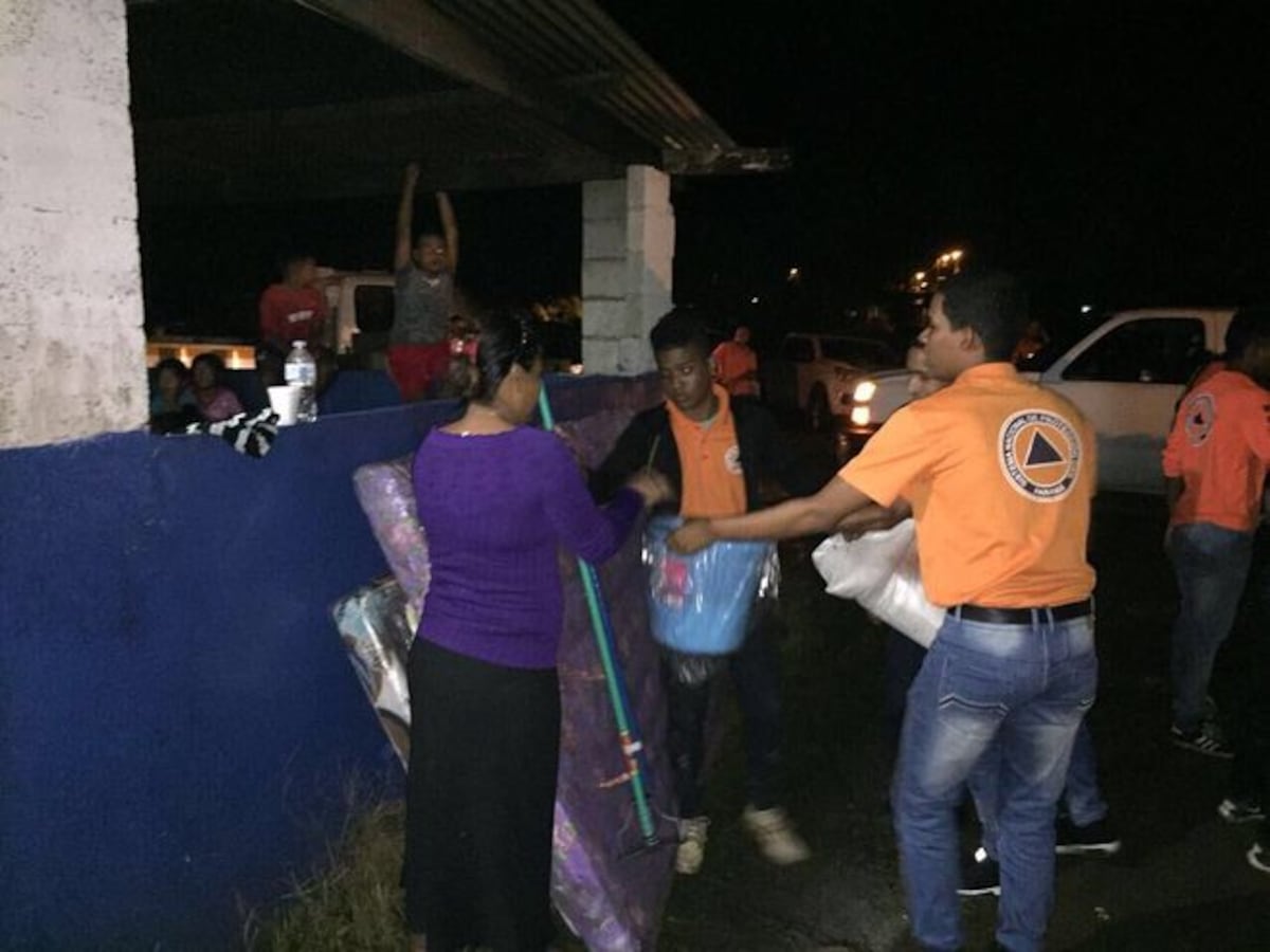 ¡EMERGENCIA! Derrumbes en Colón, personas atrapadas, FTC al rescate|VIDEO