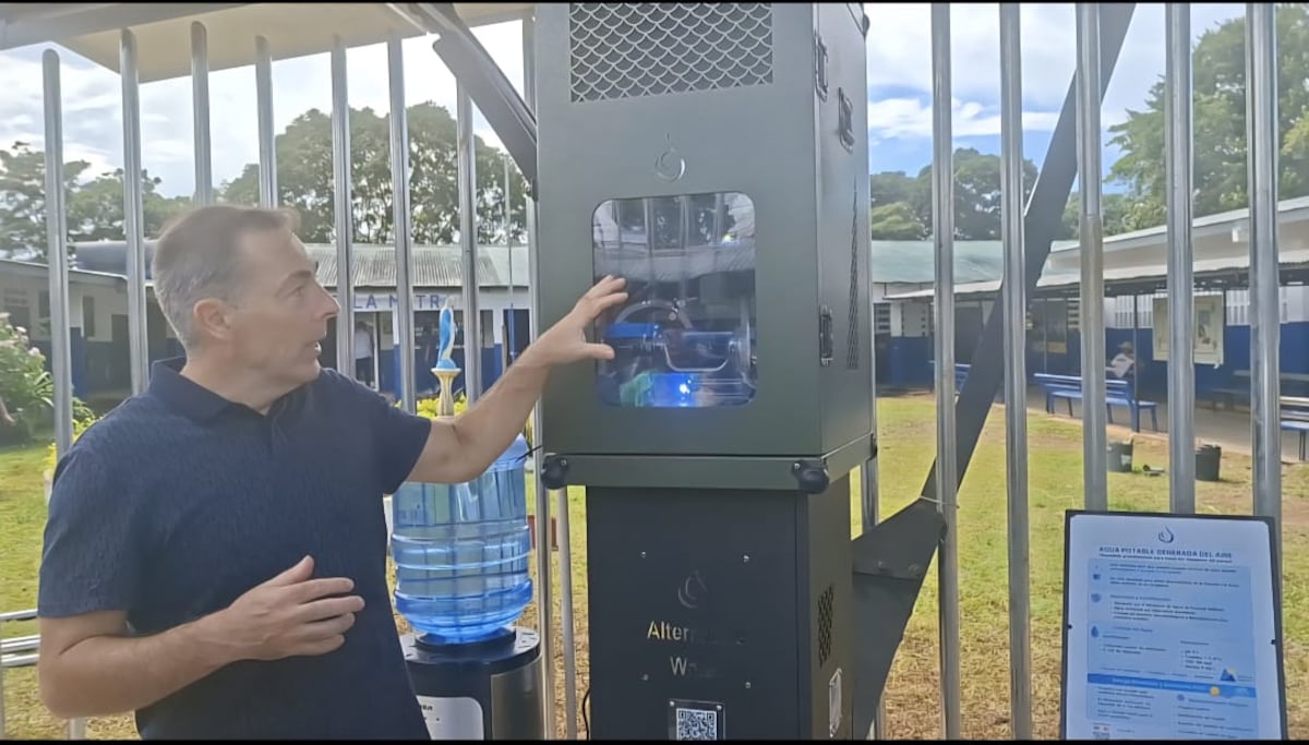 ¡DEL AIRE AL VASO! Una escuela de La Chorrera convierte la humedad en agua potable.