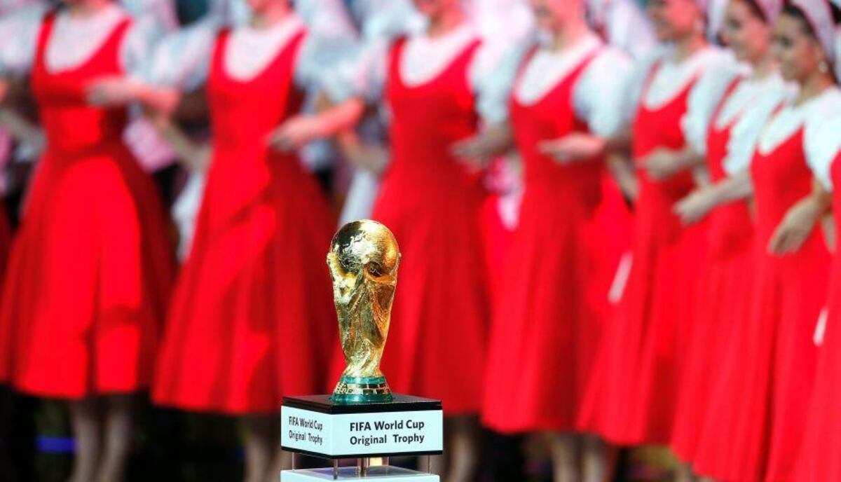 Rusia, tan enorme como enigmática, se abre a la pasión del fútbol