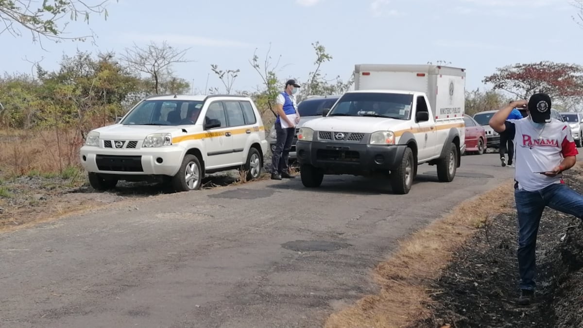 Encuentran cadáver en estado de descomposición al lado de un auto quemado. Video