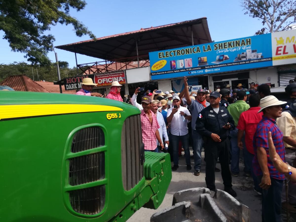 En Divisa los productores casi linchan al ministro Carles en medio de protesta