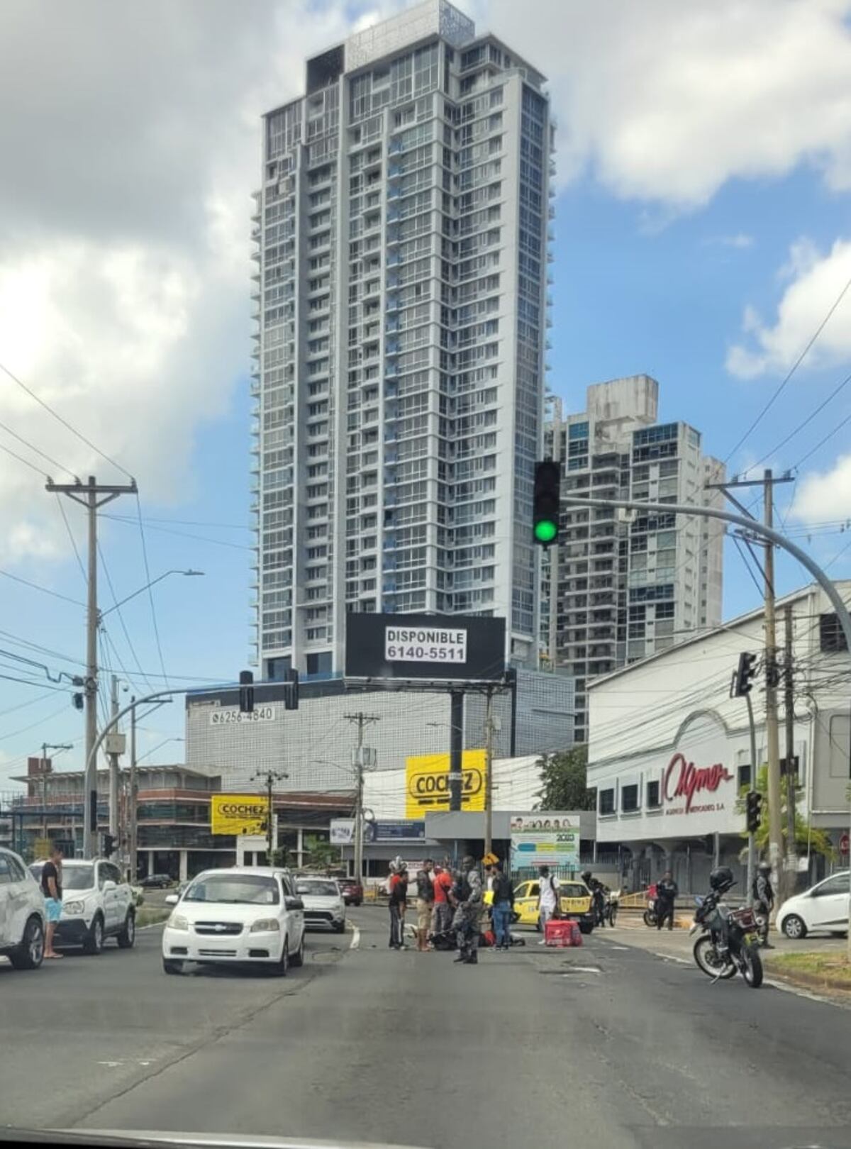 Motorizado no pudo entregar su pedido, resultó herido al colisionar con camioneta en intersección de la Vía España
