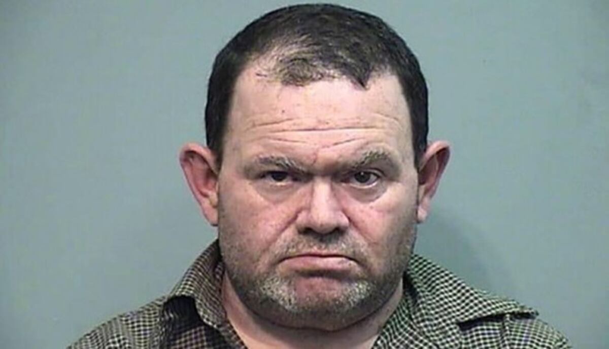 Hallan enterrados a 2 chicos en la casa de su padre que trabajaba como Papá Noel