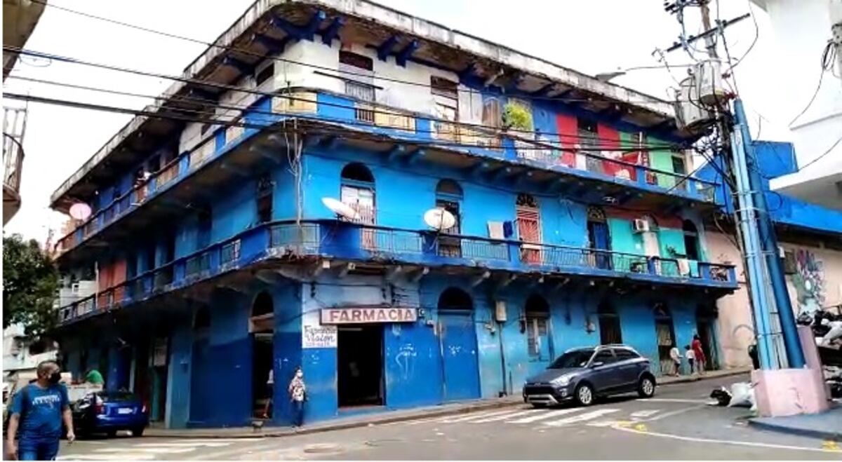 Se desploma parte de edificio en Santa Ana. Hay más de 20 afectados, incluyendo niños. Video