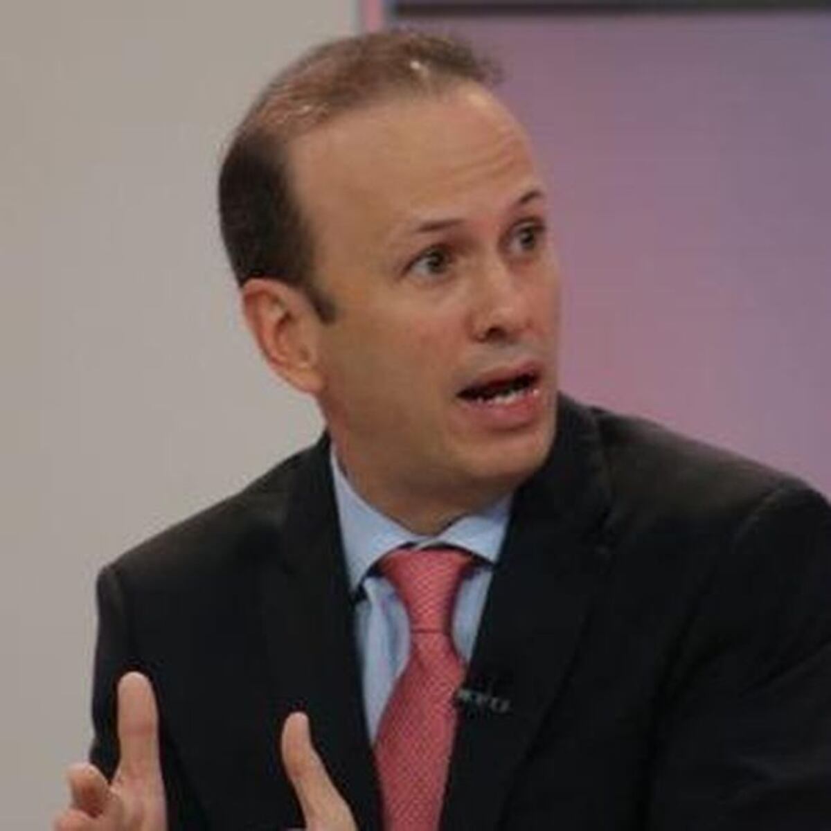 ESTO SE DESCONTROLÓ|Exviceministro llama mamones al que no le guste la camiseta