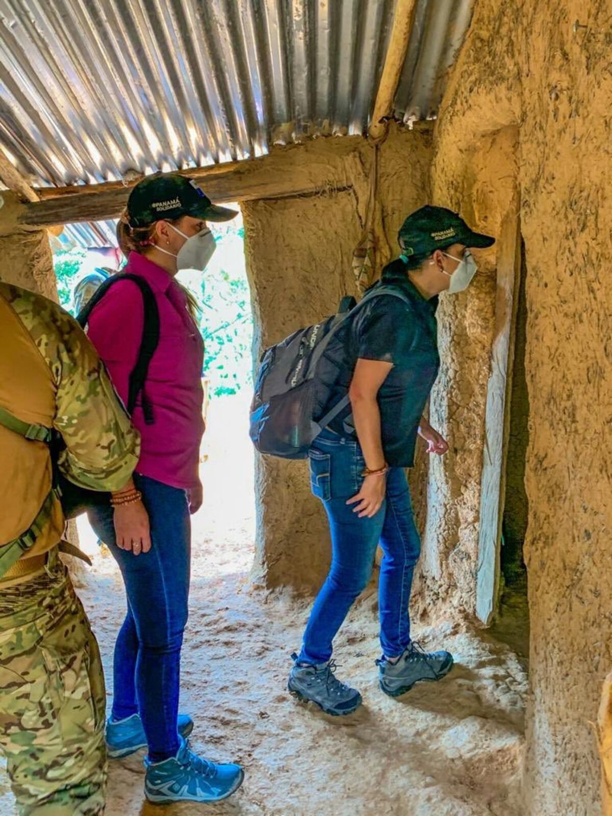 Sí hubo golpes, confirma ministra. Bebé de dos meses y niño de 10 años fueron rescatados de presunta secta. Líder prófugo podría tener más víctimas