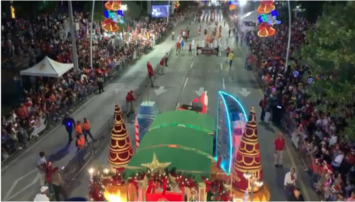 Doce carros alegóricos marcaron  el desfile de Navidad de $2.8 millones. Video