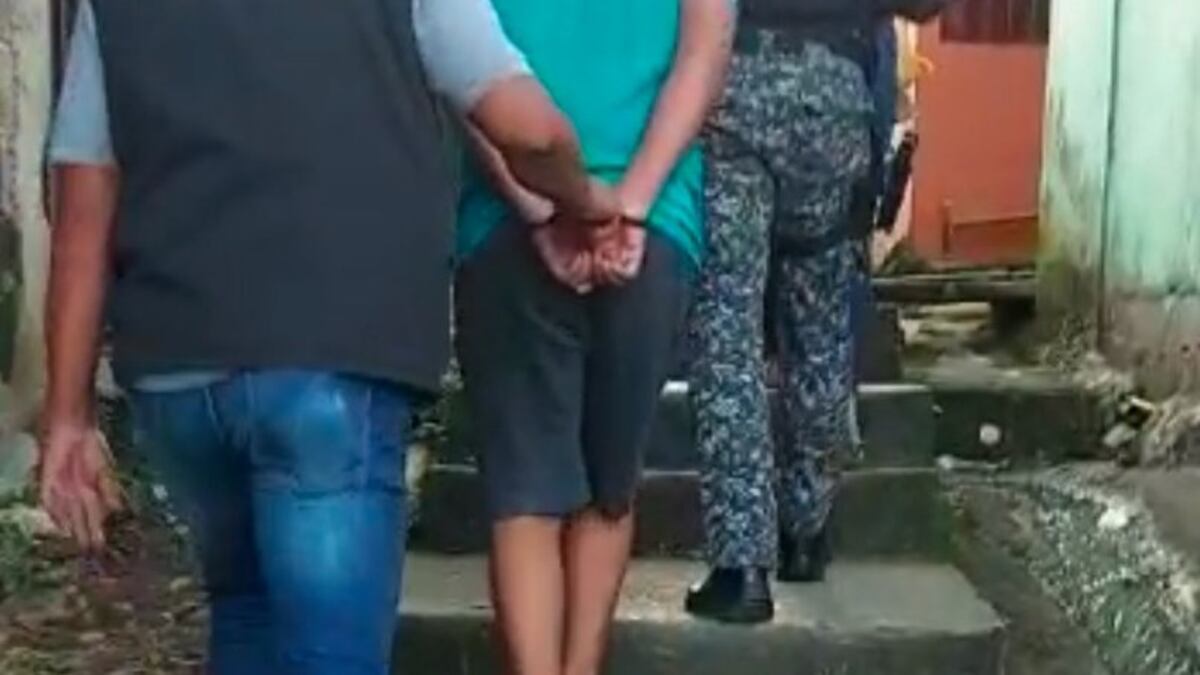 Capturan a dos personas por daños a un vehículo de la Policía Nacional 