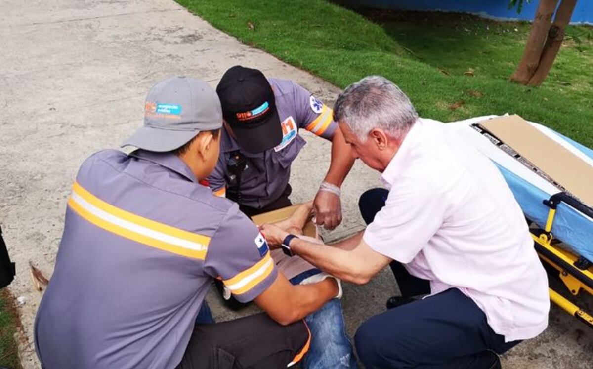 SE CAYÓ DE LA PATINETA. Director de la CSS asiste a joven en la Cinta Costera