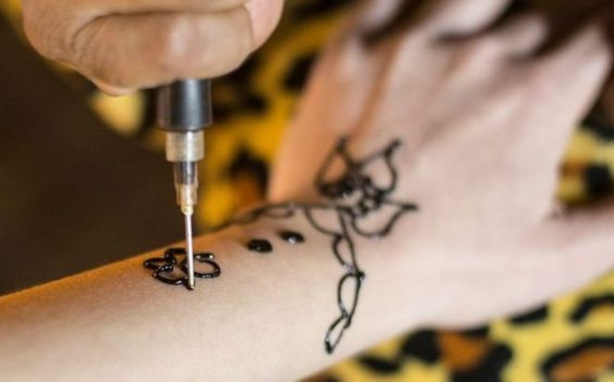 Por qué lo tienes que pensar bien cuando te ofrezcan un tatuaje de henna