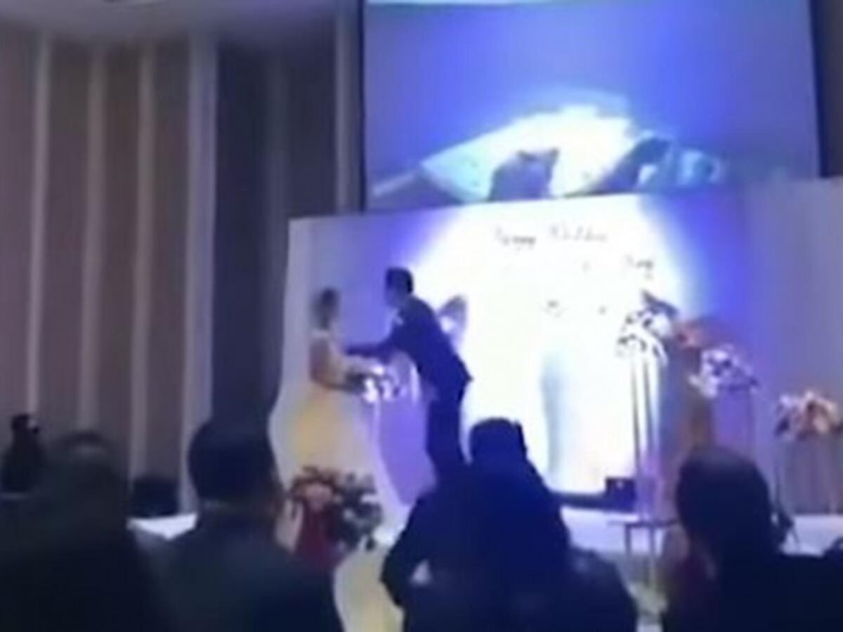 Exponen a novia infiel en plena boda; novio proyecta video íntimo