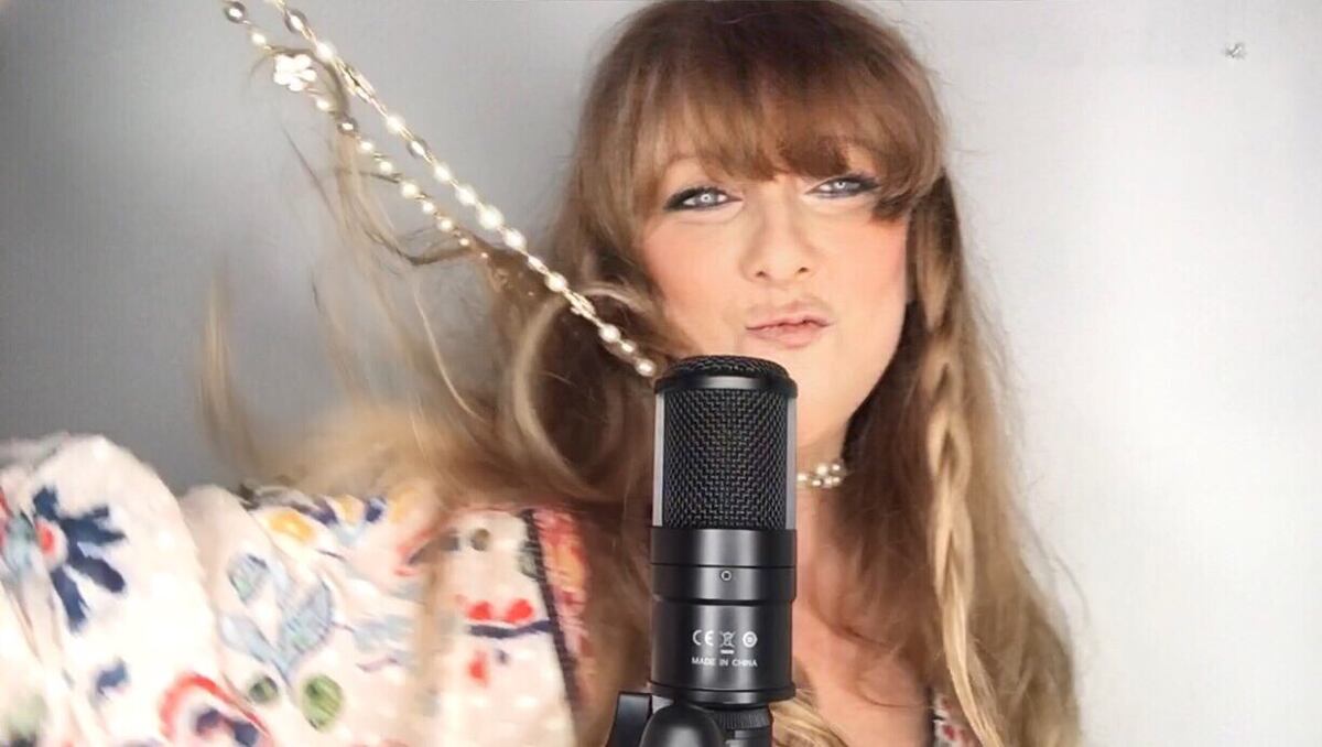 Gaby Gnazzo y otras voces del patio graban canción para recoger fondos. Video