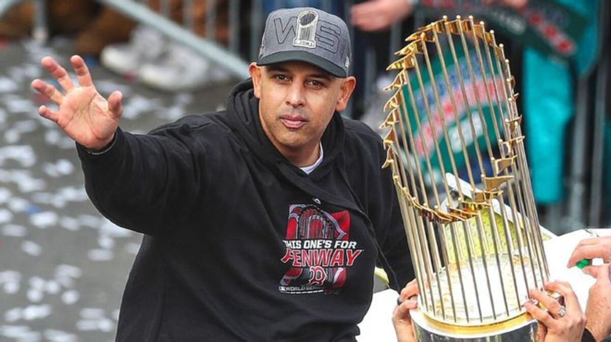 Medias Rojas premian a Alex Cora al renovarle el contrato