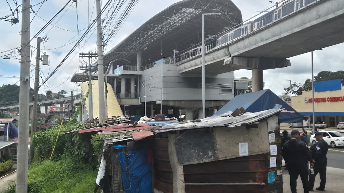 Desalojan a 14 buhoneros en Pan de Azúcar: Metro alega salubridad, vendedores reclaman que quedaron sin trabajo
