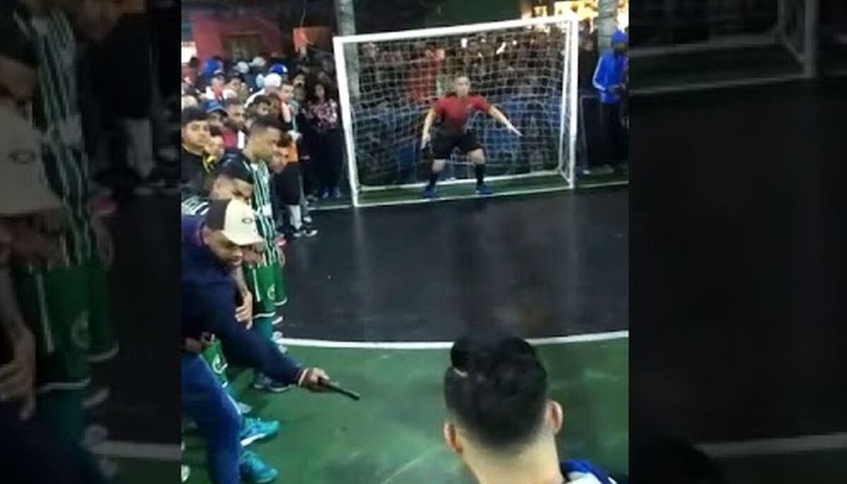 Le apuntan con una pistola a la hora de patear un penal. Video