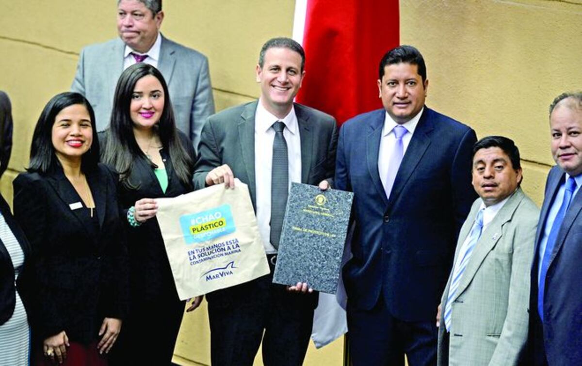 Asamblea vuelve a aprobar norma para reducir uso de plástico 