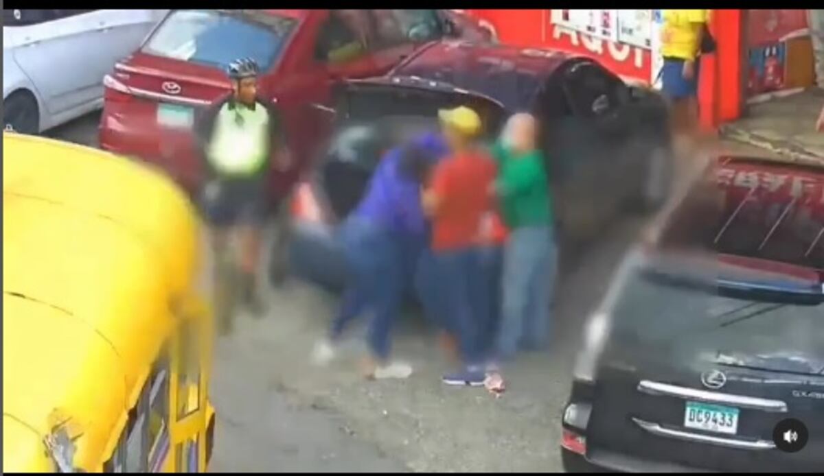 Se formó. Puñetes y patadas voladoras. Dos mujeres y un hombre fueron aprehendidos por enfrentarse a golpes en plena vía. Video