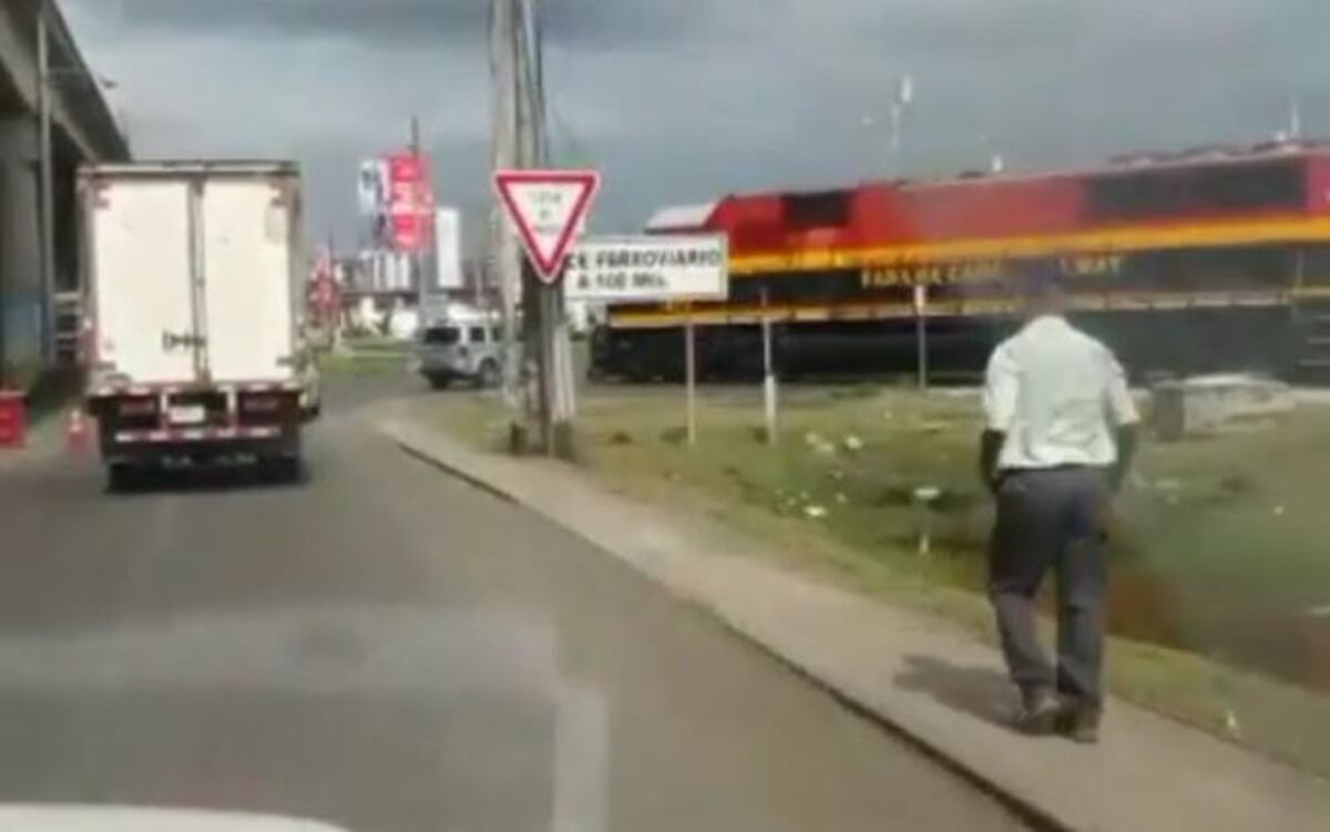 Se jugó la vida. Tren choca contra una camioneta en Cuatro Altos de Colón|Video