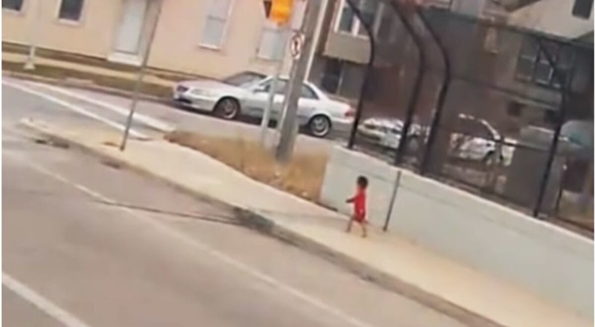 Conductora de autobús rescató a una bebé que caminaba sola tras ser abandonada