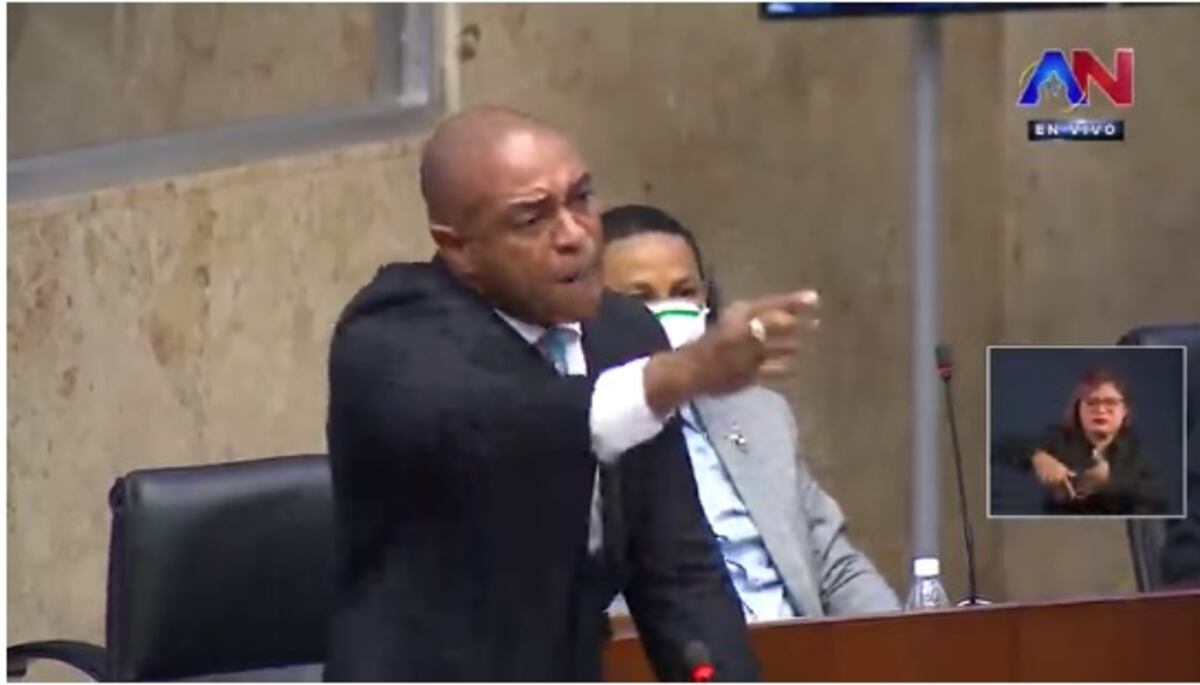 El diputado Jairo Bolota Salazar no se contuvo y lloró en el pleno