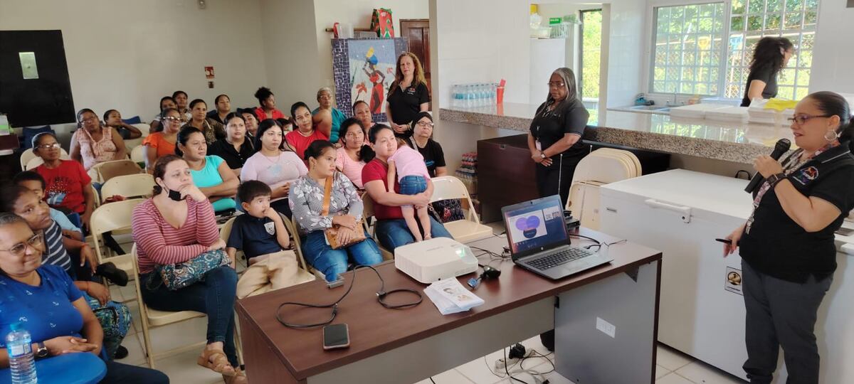 Padres de Chepo y Los Santos aprenden a controlar el tiempo de sus hijos frente a las pantallas