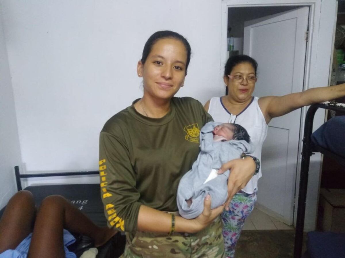 MAMÁ EN APUROS. Aeronavales atienden parto de emergencia y nace un hermoso bebé 