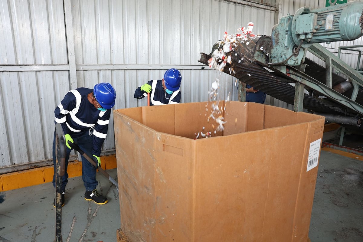 Maquinaria tritura más de 19 mil pacas de cigarrillos ilegales