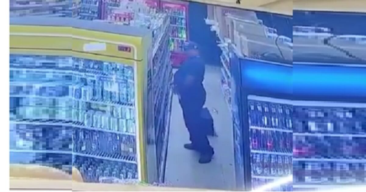 Cámaras de super captan a hombre robando y colocando las cosas en sus partes