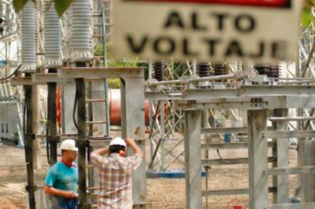 Dos hombres que hurtaban cables de alta tensión provocaron afectaciones eléctricas en la ciudad. Video