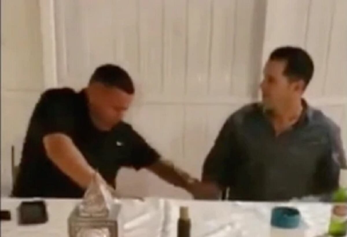 Captan momento cuando bala perdida hiere de muerte a hombre en festejo navideño