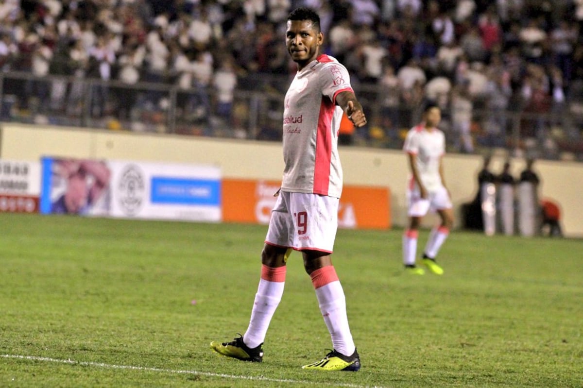Negrito Quintero reaparece goleando en Perú y lo hace con estadio lleno