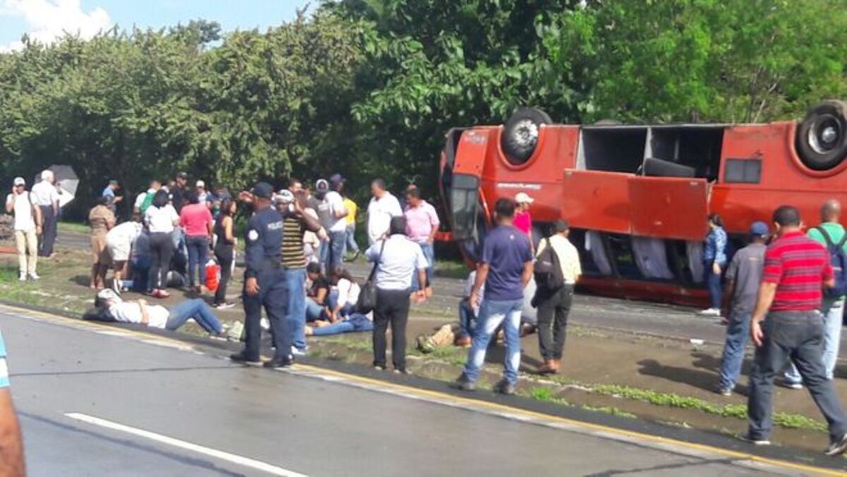 ÚLTIMO MINUTO| Múltiples heridos en vuelco de bus en Penonomé | VIDEO
