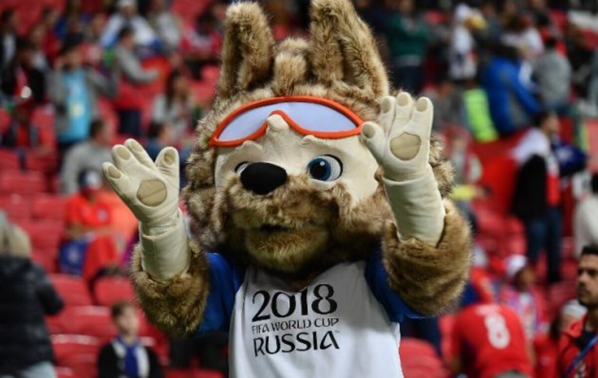Rusia, tan enorme como enigmática, se abre a la pasión del fútbol