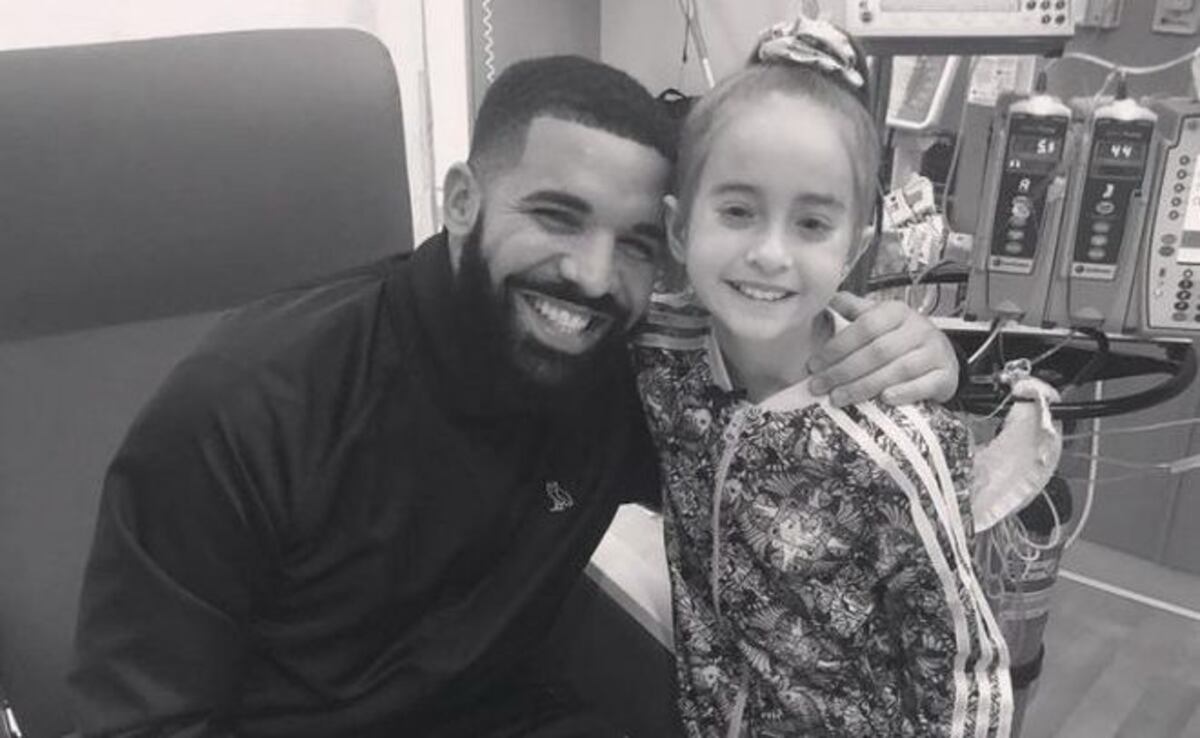 Hermoso. Drake visita a menor enferma en hospital de Chicago