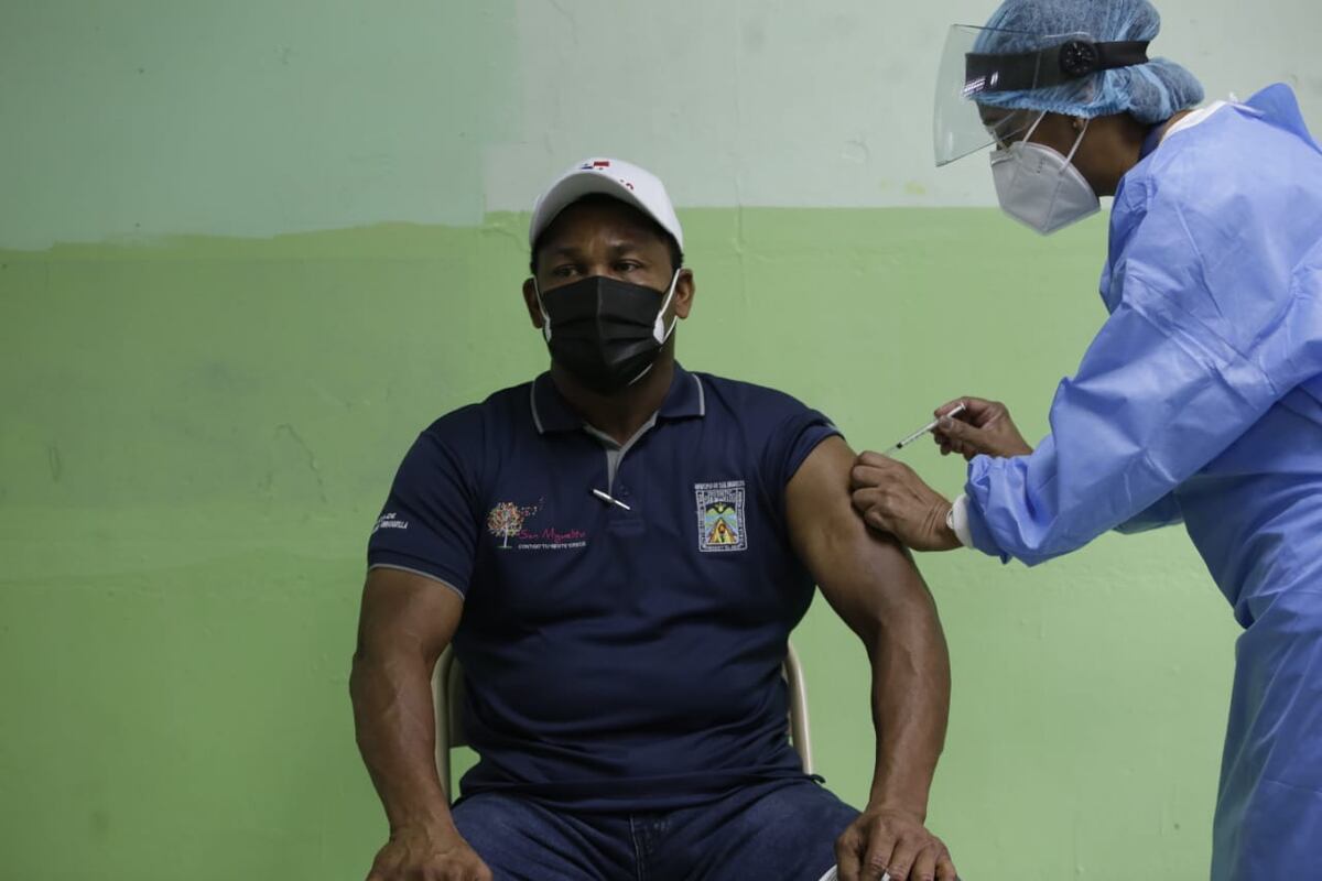 Primera dosis. Alcalde Héctor Valdés Carrasquilla se vacuna