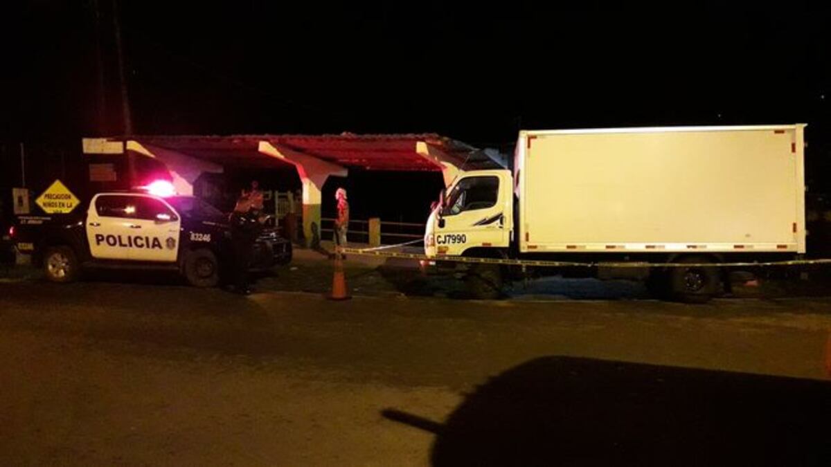 Con arma en mano roban camión de reparto en plena tienda                   