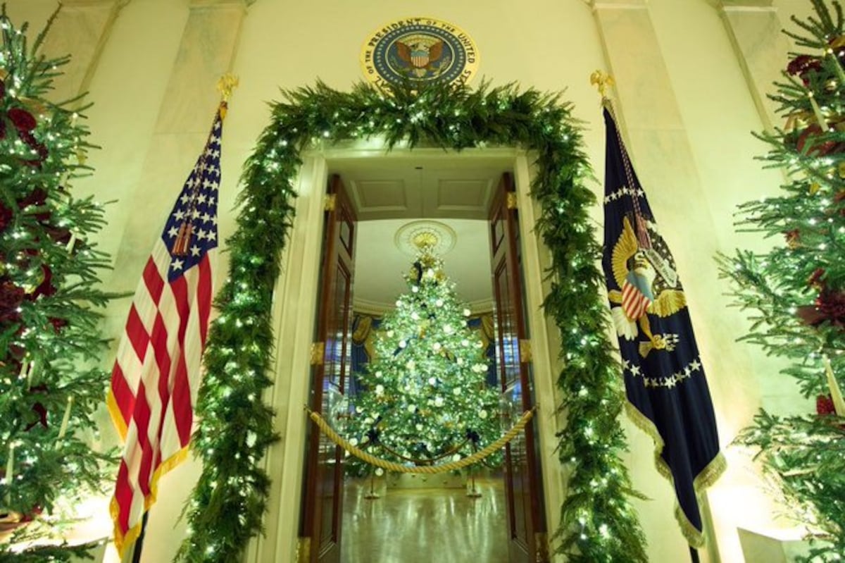 Melania Trump viste la Casa Blanca con una Navidad patriótica