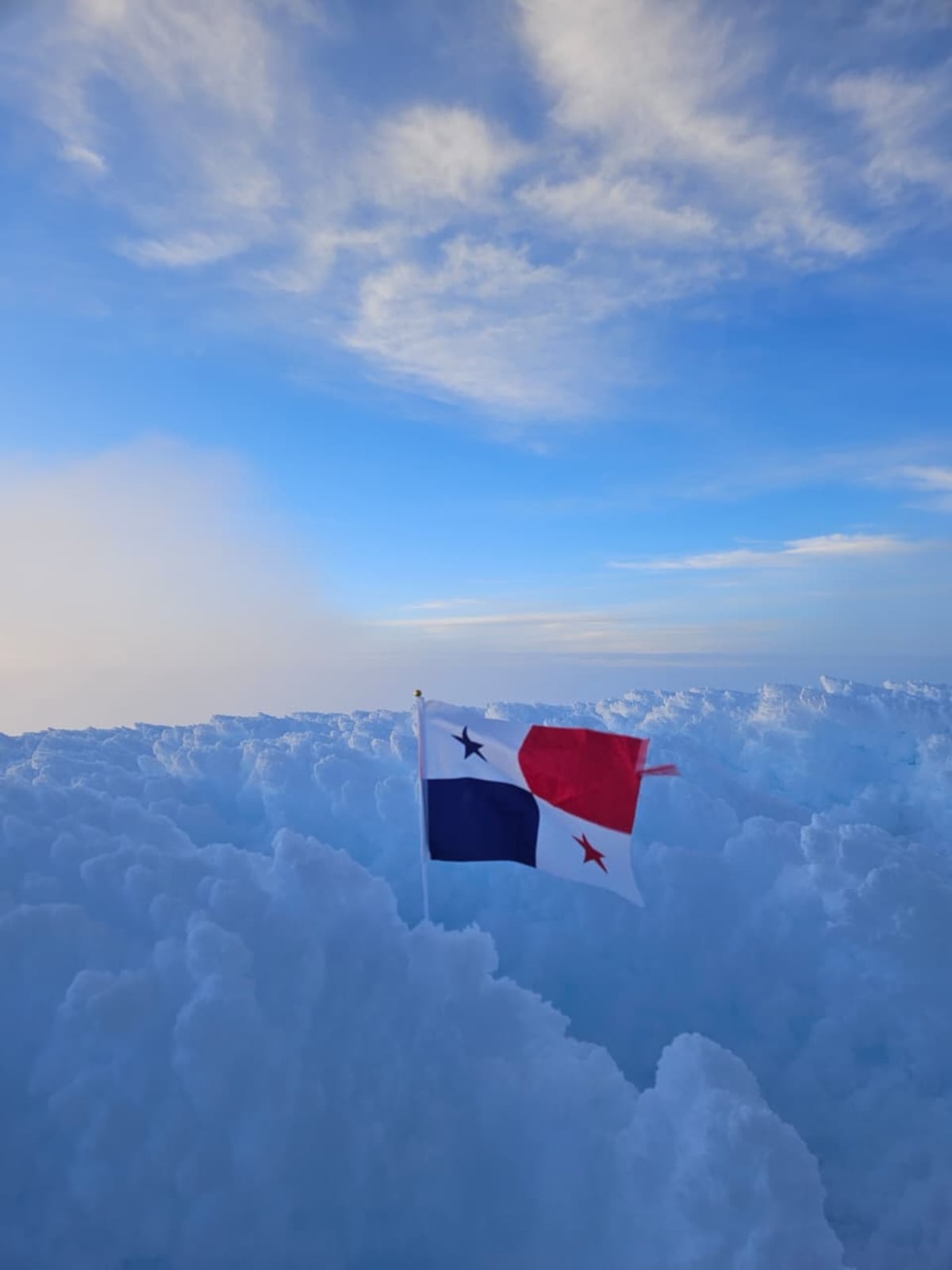 La bandera de Panamá llegó a 6 mil 263 metros: el cabo que llegó a la cima del Chimborazo