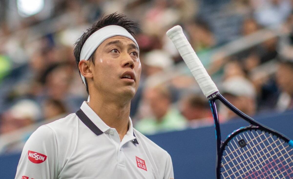 Federer estalla en el US Open, aunque avanza a la siguiente ronda