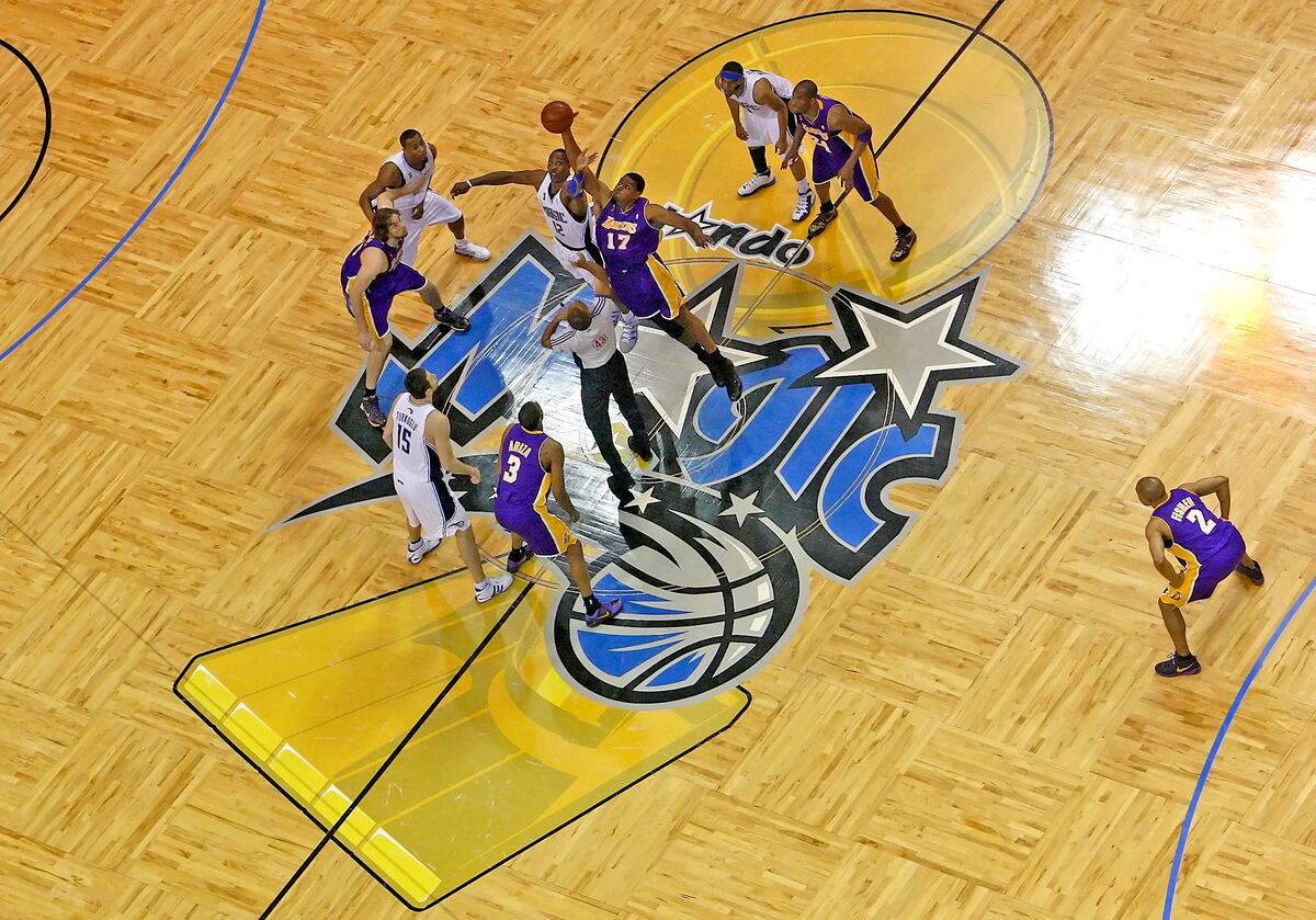 NBA escucha a los fans: El Logo del Trofeo Larry O’Brien Regresa a la Cancha en las Finales