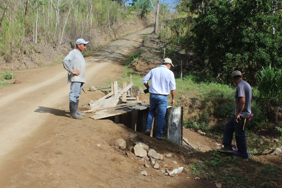 Chinina mejora drenajes y estrena 200 metros de vereda peatonal